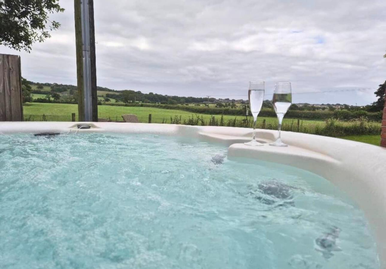 Bowland Breaks-A Luxury Barn Conversion With Optional Hot Tub, Log Burner And Countryside Views ロングリッジ エクステリア 写真